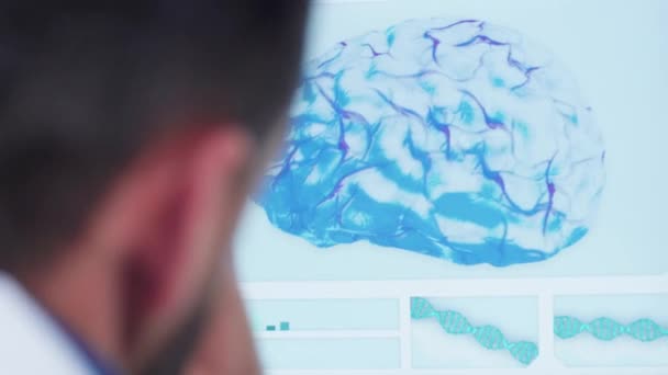 Närbild skjuta av läkare tittar på 3D-hjärna modell — Stockvideo