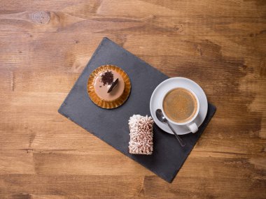 Yanında bir fincan kahve ile geleneksel tatlı üst görünümü