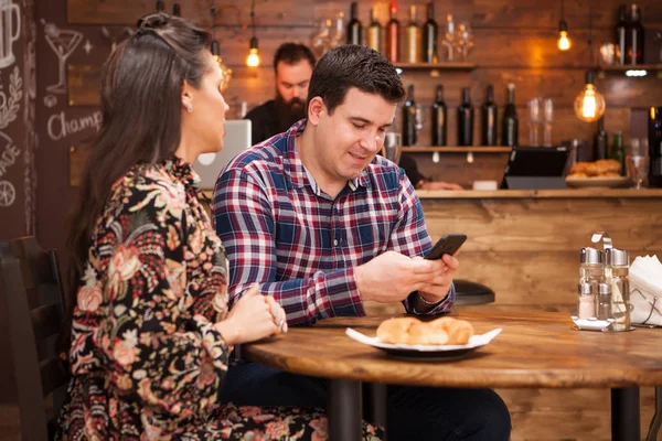 Junges Paar sitzt in einem Restaurant im Gespräch — Stockfoto