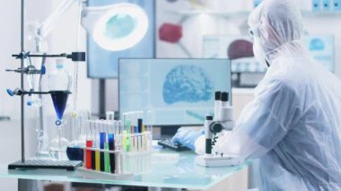 Güvenli bir yüksek uç laboratuvarda çalışan erkek bilim adamı araştırmacı