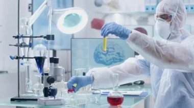 Profesyonel modern yüksek son laboratuvar bilim adamı sıvı bazı örnekleri test ediyor