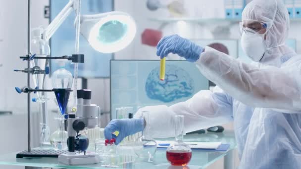Profesyonel modern yüksek son laboratuvar bilim adamı sıvı bazı örnekleri test ediyor — Stok video