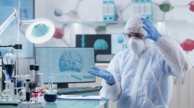 Ar gözlük takan modern laboratuvarda Bilim adamı çalışır ve 3d alanda öğrenir