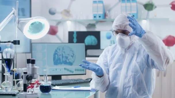 Vetenskapsman i moderna laboratorium bär ar glasögon fungerar och lär sig i 3D-rymden — Stockvideo