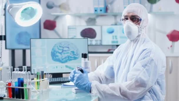 Koruyucu giysi, maske ve gözlük giyen erkek kimyager portresi — Stok video