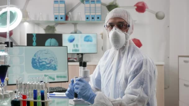 Zoom no retrato do pesquisador químico em seu laboratório moderno — Vídeo de Stock