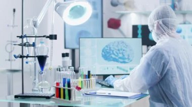 Yüksek uç laboratuvarda çalışan kimyager araştırmacı Dolly atış