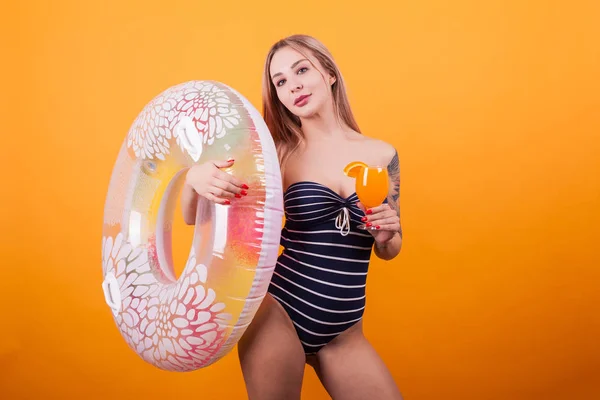 Junge sexy kaukasische Frau mit Schwimmring bereit für den Urlaub auf gelbem Hintergrund — Stockfoto