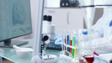 En yüksek güvenlik laboratuvarında çalışan kimyager araştırmacı