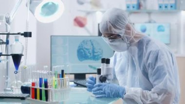 Mikroskobu araştıran kimyager araştırmacı