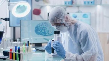 Profesyonel laboratuvarda çalışan araştırmacı