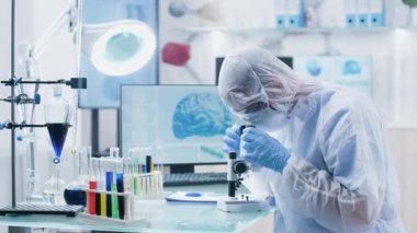 Mikroskoba bakan kimyager bilim adamı