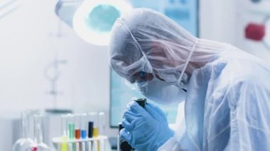 Yüksek uç güvenli laboratuvarda çalışan profesyonel araştırmacının yakın çekim görüntüleri