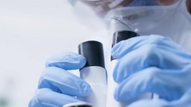 Mikroskoba bakan bilim adamının düşük açı çekimi