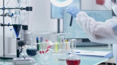 Coverall yüksek son laboratuvar bilim adamı tüplerden örnek alıyor