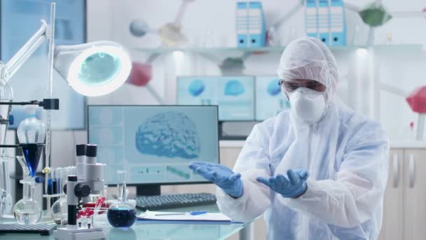 Επαγγελματίας επιστήμονας φορώντας γυαλιά AR στο σύγχρονο υψηλό τελικό ερευνητικό εργαστήριο — Αρχείο Βίντεο