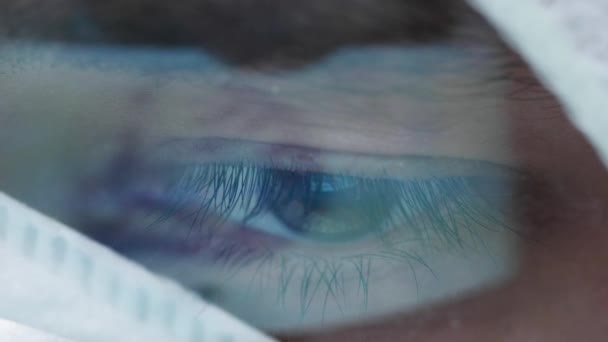 Primer plano extremo del ojo científico con un reflejo cerebral en él — Vídeos de Stock