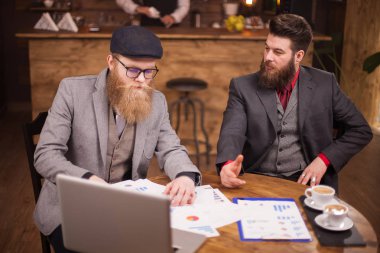 İki yaratıcı işadamı kafede toplantı yapıyor