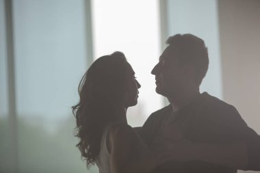 Güzel çift dans ve dans sınıfında müzik zevk