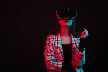 Renk jelleri ile modern sanal gerçeklik kask giyen güzel teengage kız Portresi