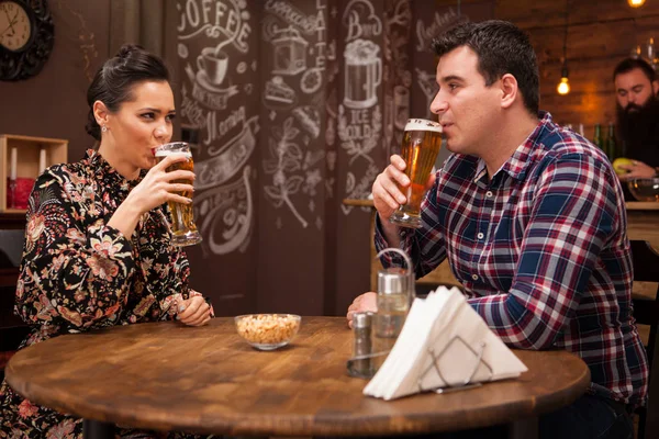 Jovem e alegre casal beber cerveja e se divertir  . — Fotografia de Stock