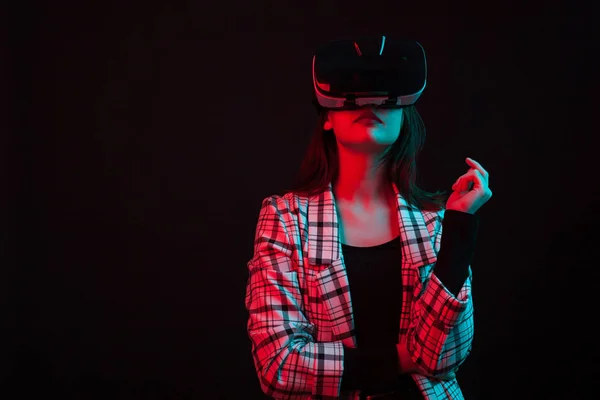 Retrato de hermosa chica teengage con casco de realidad virtual moderna con geles de color — Foto de Stock