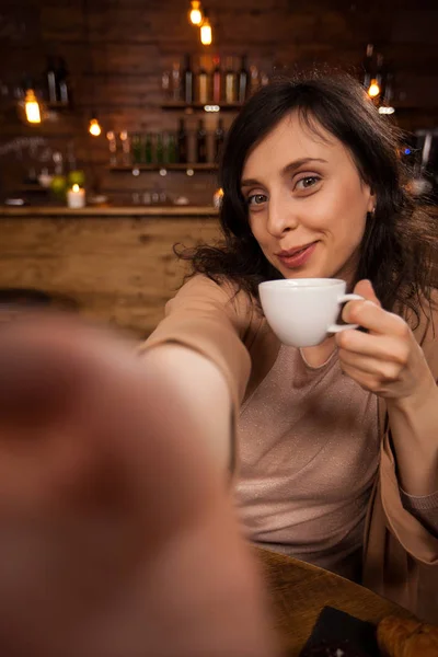 Hübsche junge Frau macht ein sef-potrait in einer schönen Cafeteria — Stockfoto