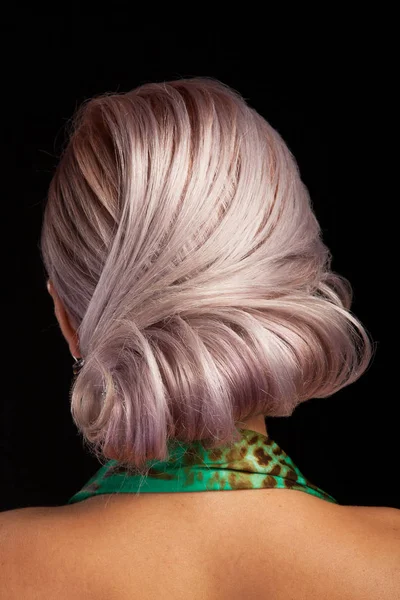 Estilo de elegancia de pelo en una hermosa mujer joven en el fondo del estudio —  Fotos de Stock