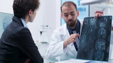 Doktor bir hastaya ayrıntılı bir X Ray tonu gösteren