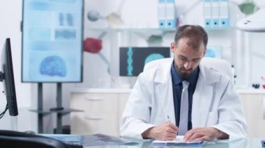 Beyaz cüppe li modern tesis bilim adamı bir aday ile bir konuşma yapıyor