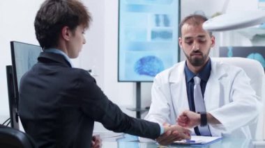 Genç bir kadına nabız atan hekim