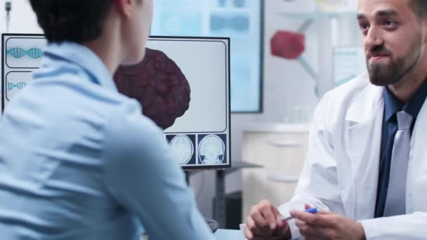 뇌 손상에 대해 말하는 백인 의사 — 비디오