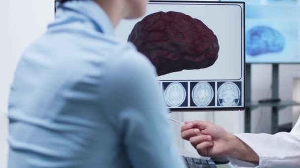 Imagens de perto de mãos de médico mostrando a uma simulação de cérebro 3D — Vídeo de Stock