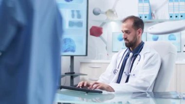 Tıp veya bilim merkezinde bir hemşire doktora laboratuvar sonucu ile bir pano getiriyor