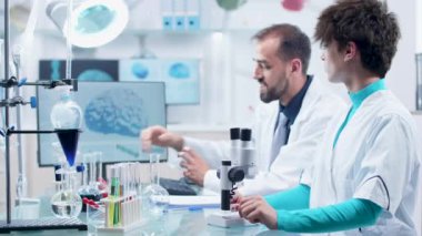 Modern laboratuvarda meslektaşına örnek vermek