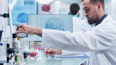 Yüksek gizli laboratuvarda çalışan Kafkas araştırmacı