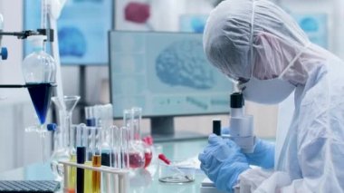 Modern yüksek uç ve güvenli laboratuvarda çalışan bilim adamları