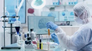 Modern laboratoy test tüpleri ile çalışan kadın araştırmacı