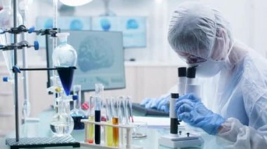 Modern laboratuvarda çalışan bilim adamı ekibinin Dolly atış