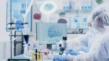 Kimyager meslektaşına bir test örneği veriyor
