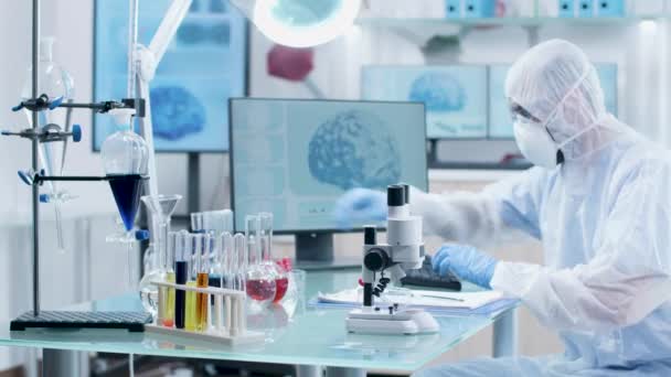 Twee onderzoekers in modern laboratorium in coverall — Stockvideo