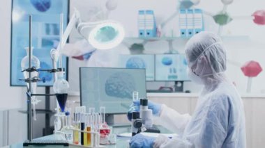 Modern araştırma tesisinde iki bilim adamı çalışıyor.