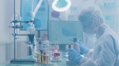 Duman la dolu yüksek uç laboratuvarda iki bilim adamı çalışıyor