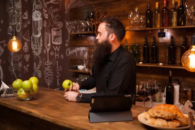 Bardaki bir gömlek şık sakallı barmen counter arka plan.