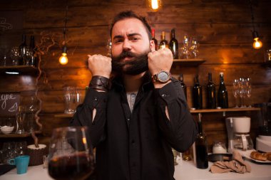 Sakallı barmen sakalını ile komiklik