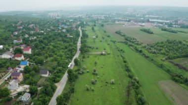 Kırsal bir yerleşim alanı üzerinde uçan