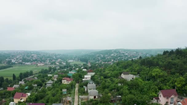 Antenn skott flyger över ett bostads område landsbygd — Stockvideo