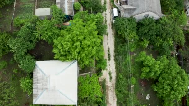 Vista de arriba hacia abajo de volar sobre una zona rural residencial — Vídeos de Stock