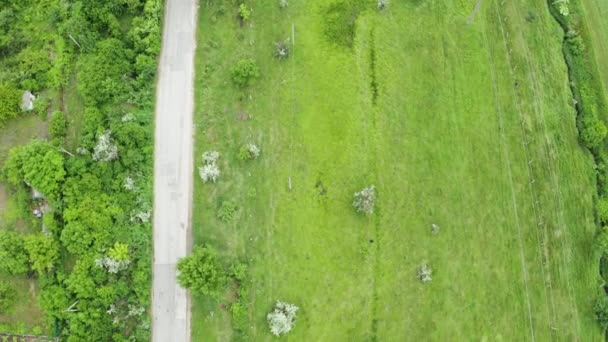 Vue aérienne du haut vers le bas de la route rurale avec des voitures conduisant dessus 