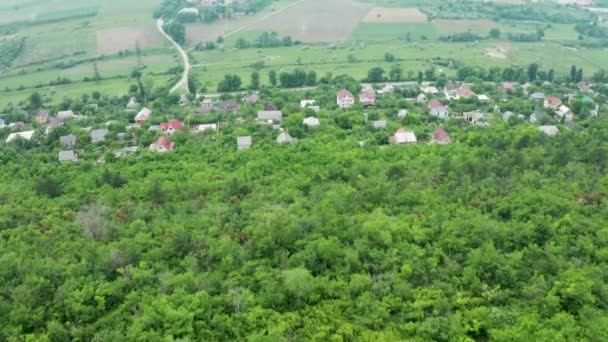 Повітряний знімок красивої сільської житлової зони — стокове відео